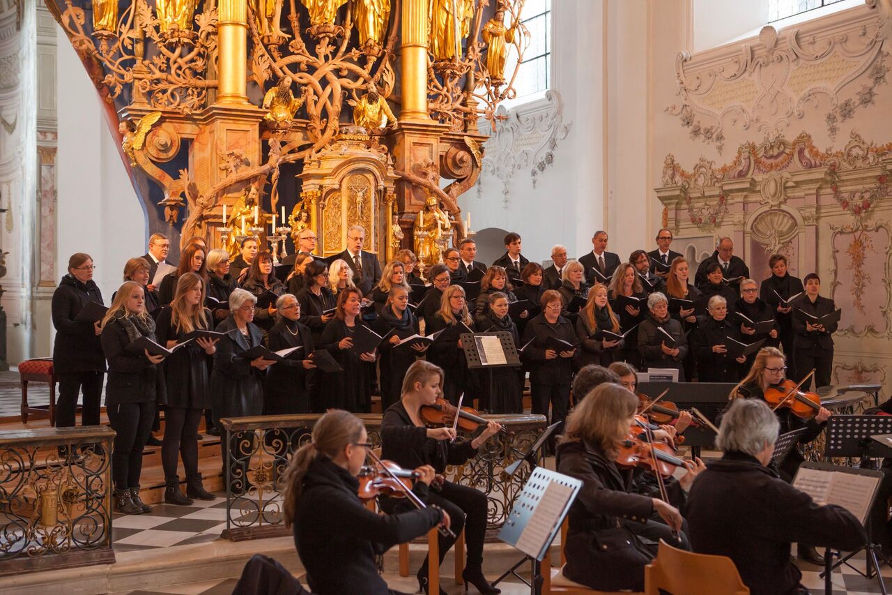 Der Chorkreis St. Quirinus mit Orchester bei einem Konzert in der Kirche